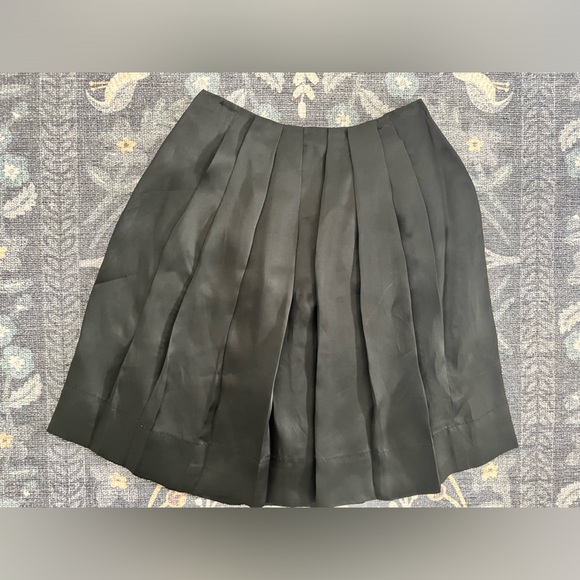 Kay Unger pleated black silk skirt - Picture 2 of 7